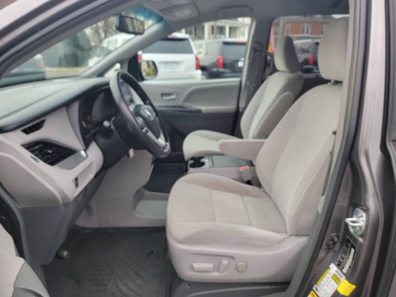 2017 Toyota Sienna LE 7-Passenger