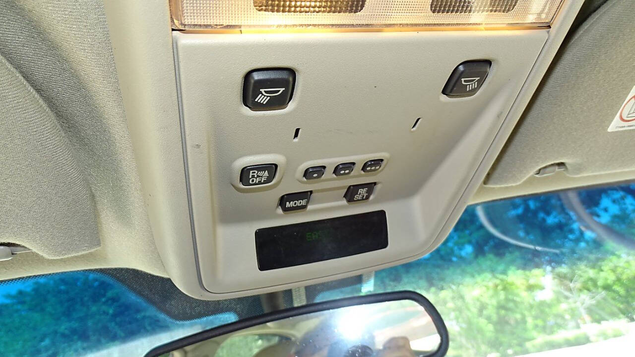 2004 Lincoln Town Car 32