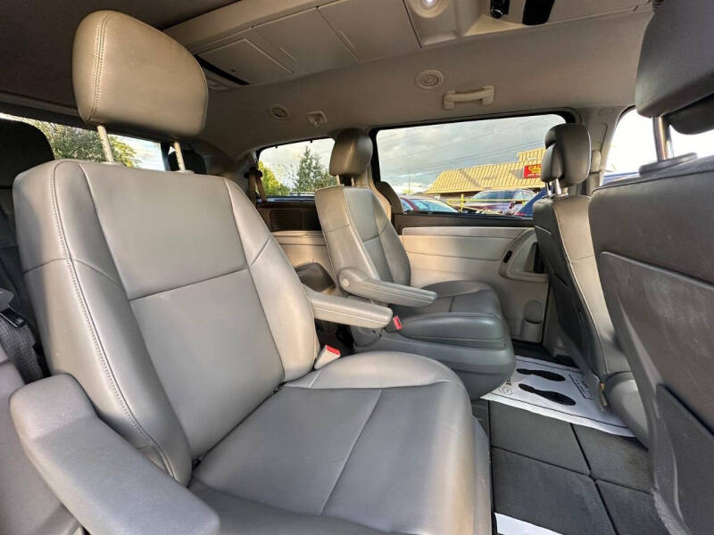 2011 Volkswagen Routan SE