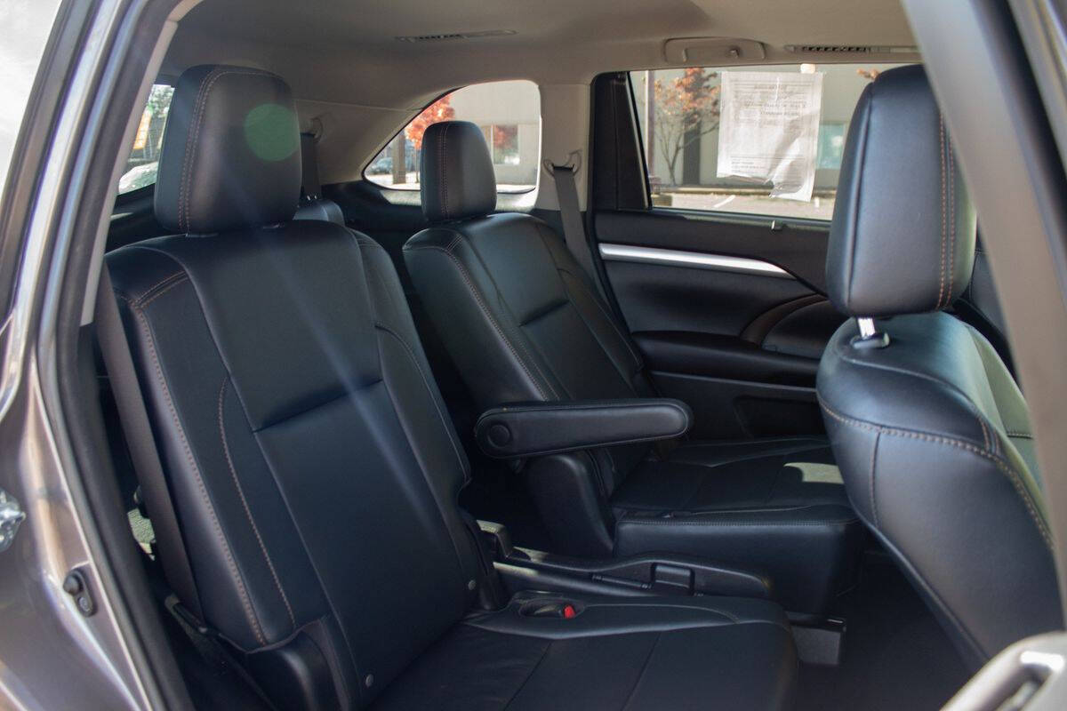 2016 Toyota Highlander for sale at Vrbo Motors in Linden, NJ