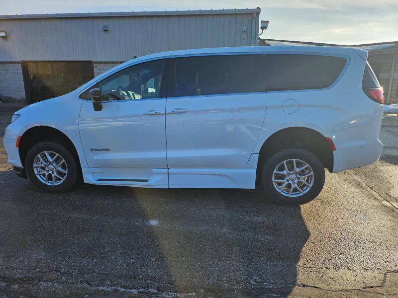 2025 Chrysler Pacifica Select