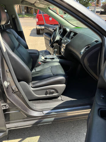 2017 Nissan Pathfinder SL