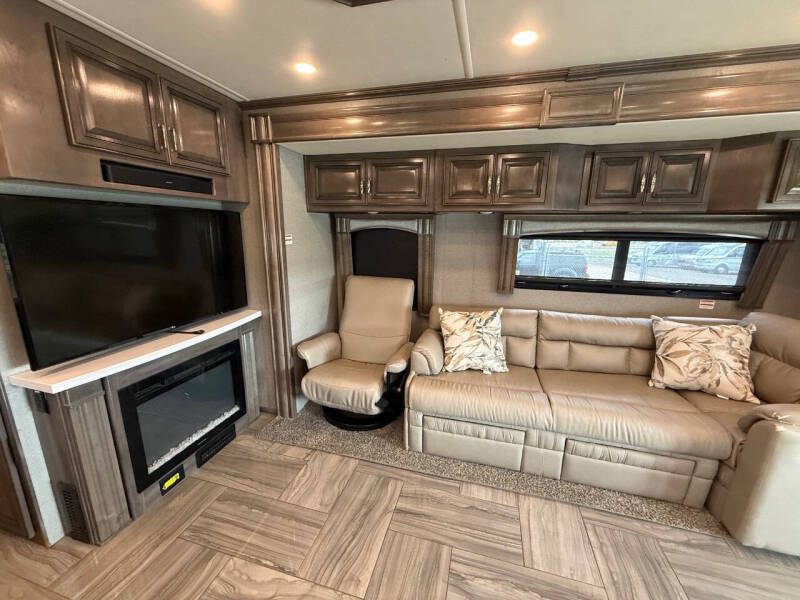2019 Freightliner XCM Chassis