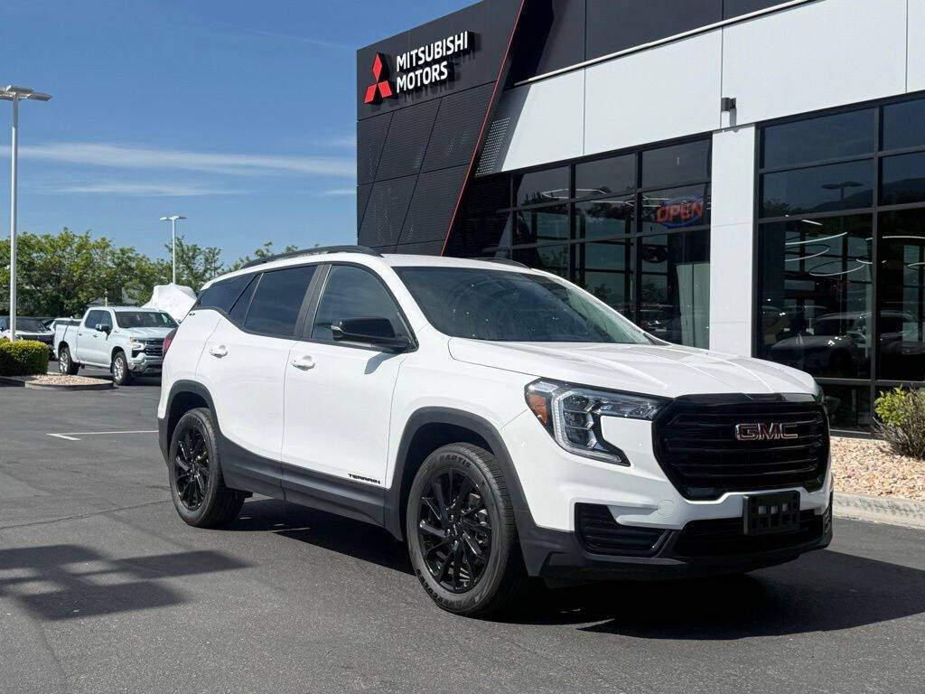 White 2023 GMC Terrain SLE AWD SLE 4dr SUV 1