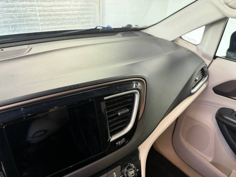 2017 Chrysler Pacifica Touring-L