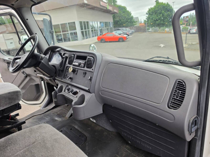 2018 Freightliner M2 106