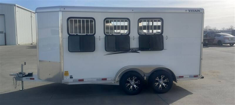 2023 Titan Trailer 3 Horse LIGHTNING