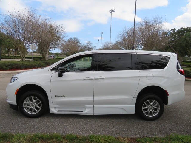 2025 Chrysler Pacifica Select