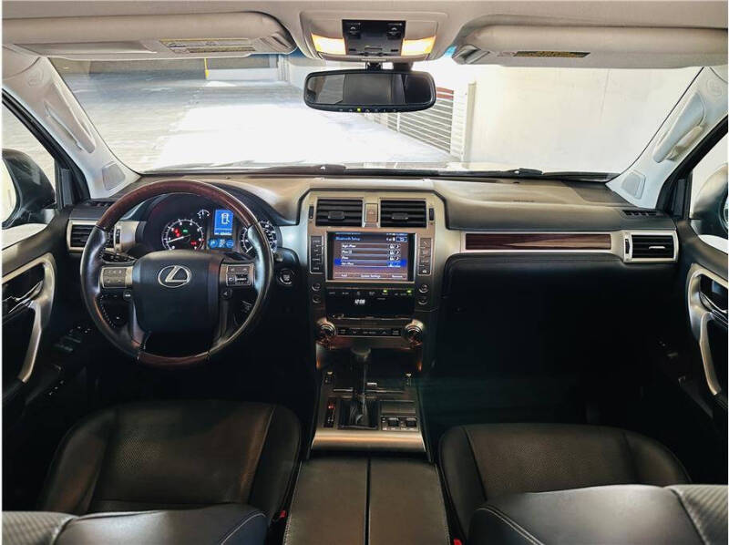 2019 Lexus GX PREMIUM photo 32