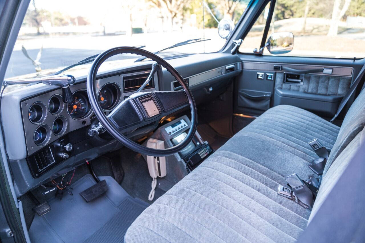 1988 Chevrolet Suburban 29