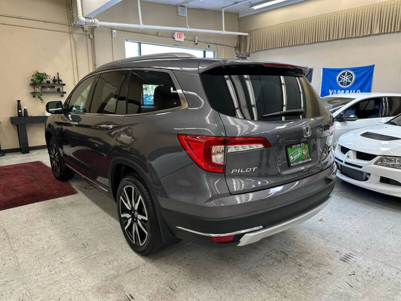 2021 Honda Pilot Touring w/Rear Captain's Chairs