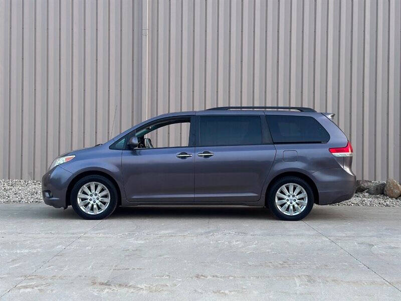 2014 Toyota Sienna XLE photo 6