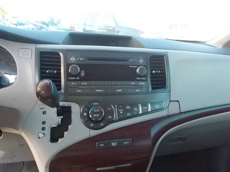 2011 Toyota Sienna XLE 7-Passenger Auto Access Seat