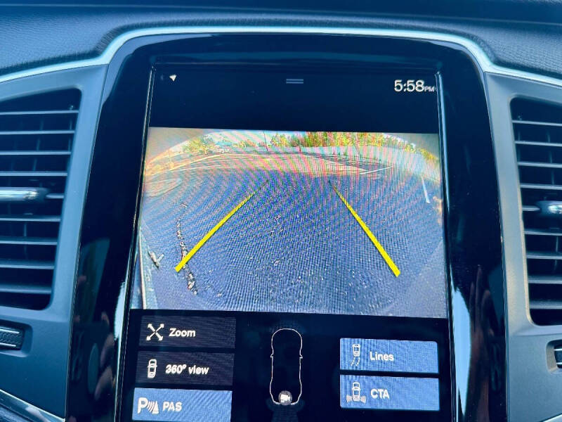 2020 Volvo XC90 T6 Momentum 6-Passenger