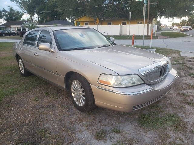 2003 Lincoln Town Car for sale at We Buy & Sell Cars Inc in Orlando, FL