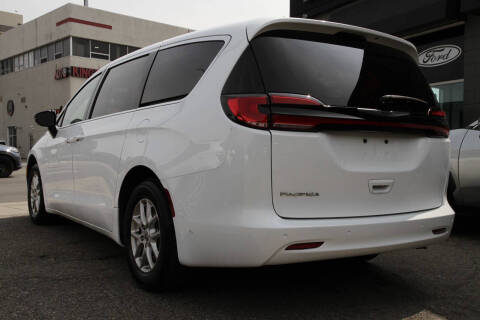 2025 Chrysler Pacifica Select