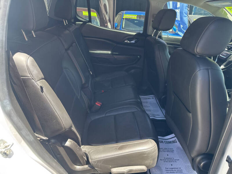 2023 GMC Acadia SLT