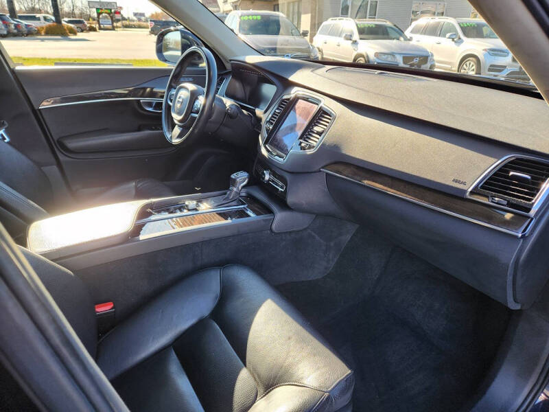 2017 Volvo XC90 T6 Momentum