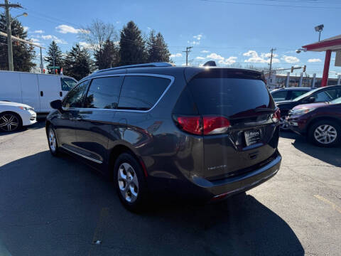 2017 Chrysler Pacifica Touring-L Plus