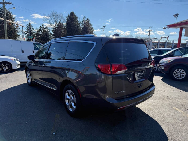 2017 Chrysler Pacifica Touring-L Plus