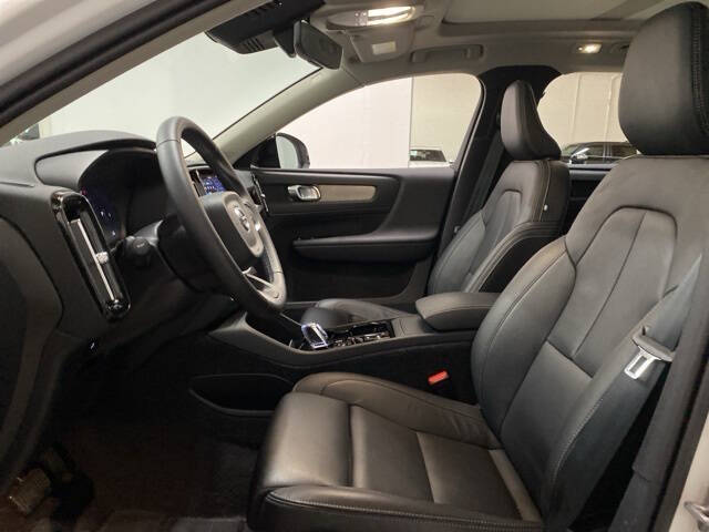 2025 Volvo XC40 B5 Plus Dark Theme