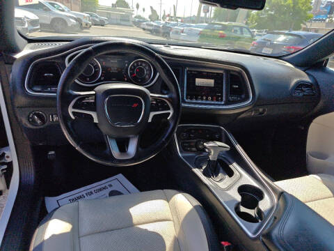 2016 Dodge Challenger SXT Plus