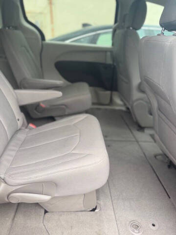 2021 Chrysler Voyager LX