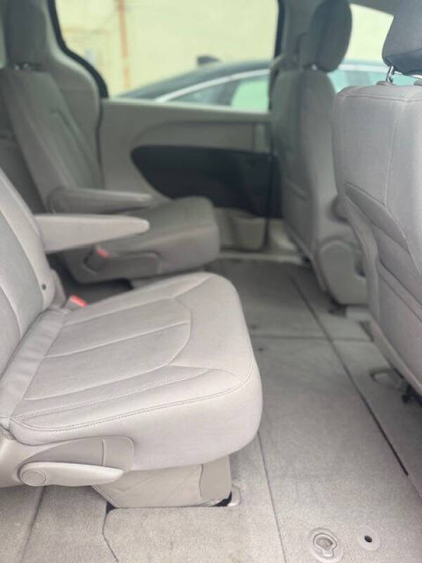 2021 Chrysler Voyager LX
