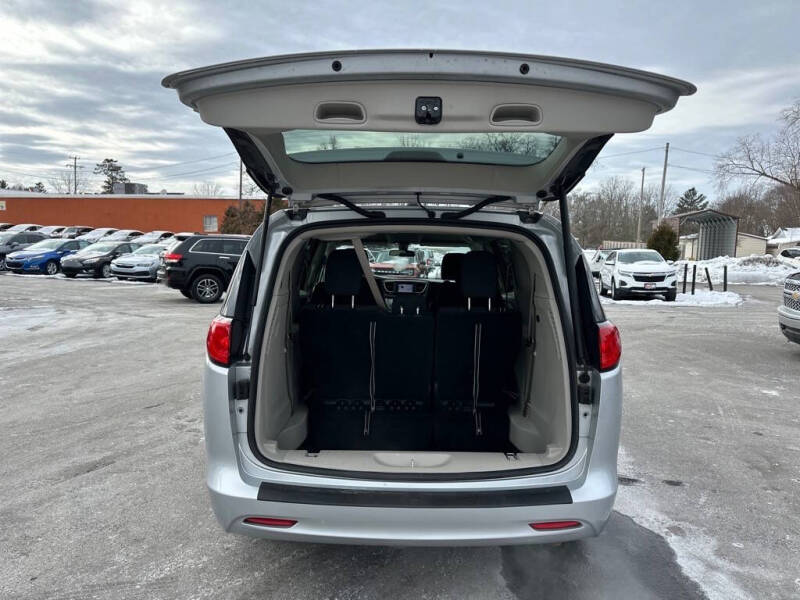 2022 Chrysler Voyager LX