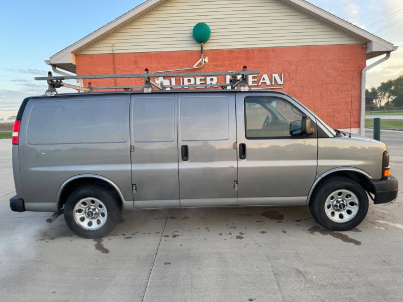 2009 GMC Savana for sale at Illinois Auto Wholesalers in Tolono, IL