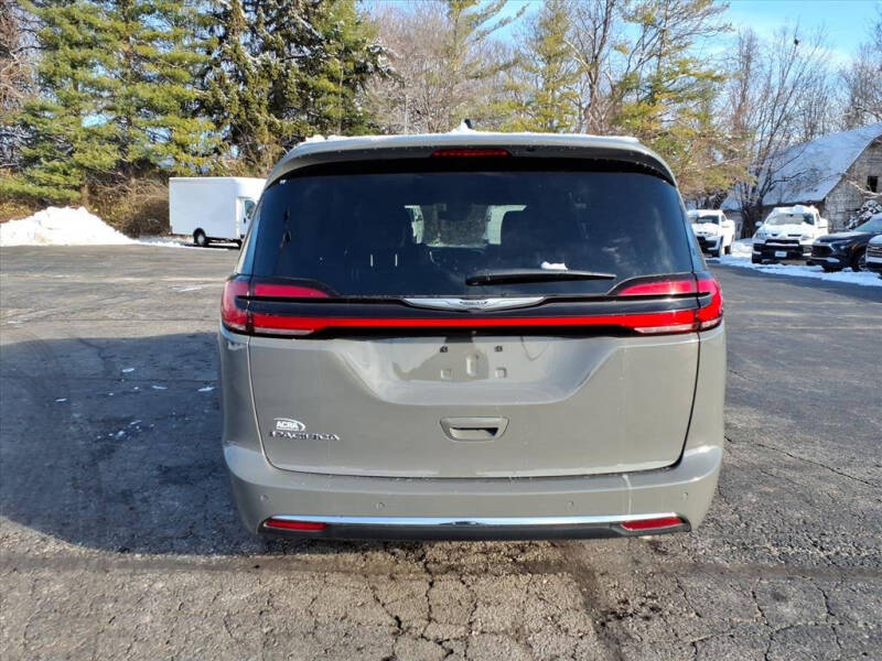 2025 Chrysler Pacifica Select