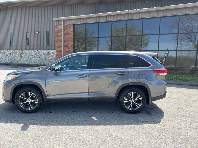 Used 2019 Toyota Highlander LE with VIN 5TDBZRFH8KS925058 for sale in Maysville, KY