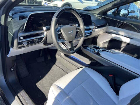 2024 Cadillac LYRIQ Luxury 2