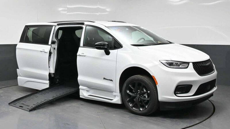 2026 Chrysler Pacifica Select