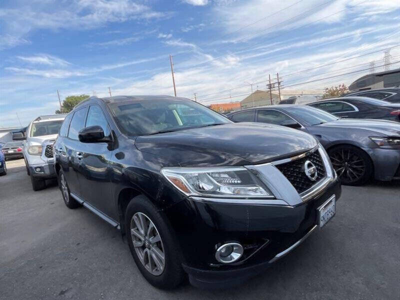 2016 Nissan Pathfinder SV's photo