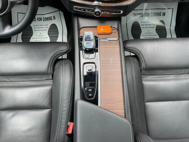 2023 Volvo XC60 B5 Ultimate Dark Theme