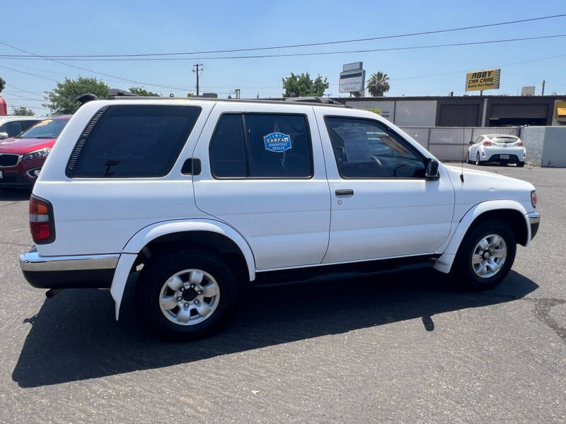 1999 Nissan Pathfinder LE photo 17