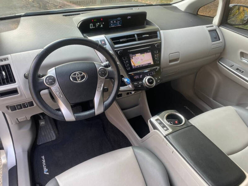 2015 Toyota Prius v Five