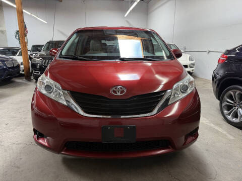 2012 Toyota Sienna LE 8-Passenger