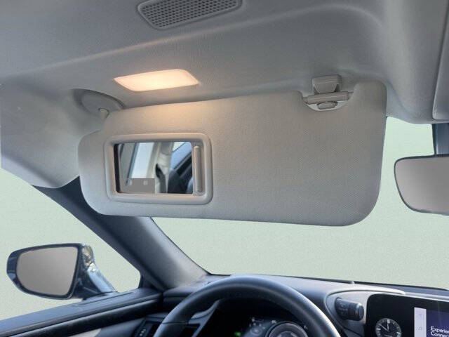 2025 Lexus ES 300h F SPORT Design