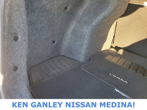 2022 Nissan Versa SR