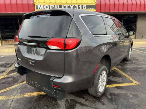 2022 Chrysler Voyager LX