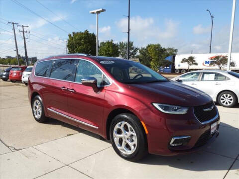 2021 Chrysler Pacifica for sale at SIMOTES MOTORS in Minooka IL
