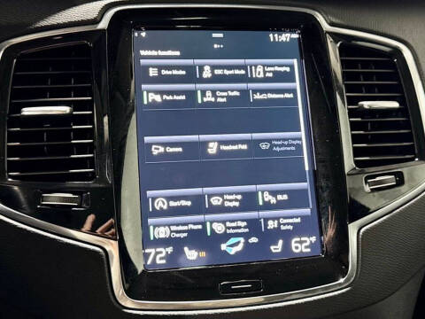 2022 Volvo XC90 T6 Momentum 6-Passenger