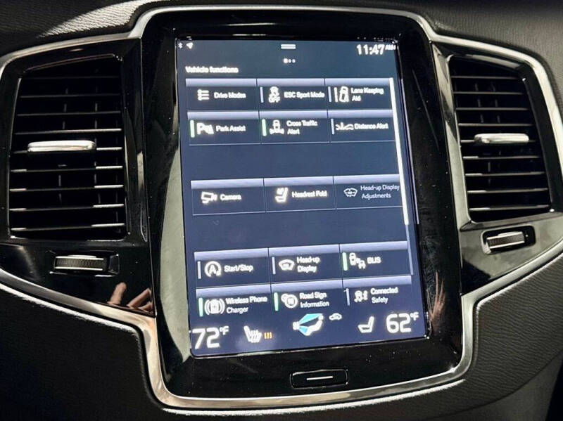 2022 Volvo XC90 T6 Momentum 6-Passenger