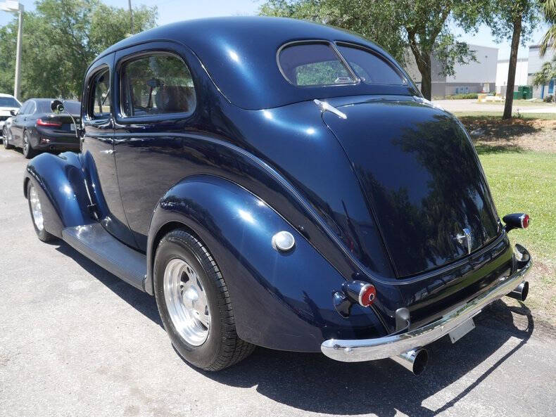 1937 Ford Deluxe