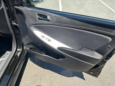 2013 Hyundai Accent SE