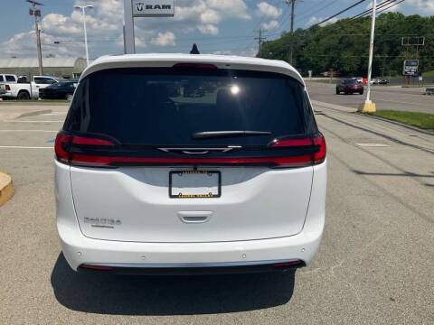 2027 Chrysler Pacifica Select