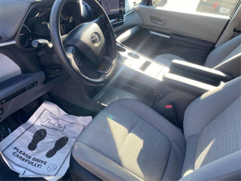 2022 Toyota Sienna LE 8-Passenger