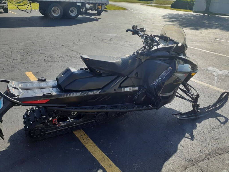 2019 Ski-Doo MXZ® X 850 E-TEC Ripsaw 1